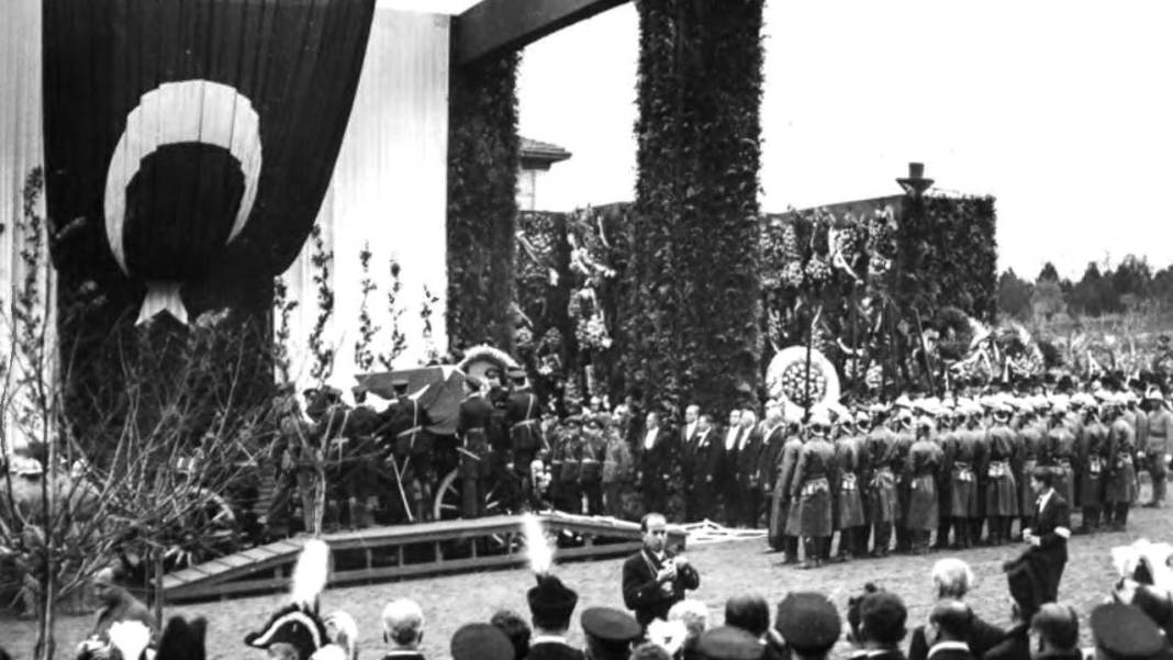 Arşivden çıkan kareler duygulandırdı: Atatürk’ün son yolculuğu adım adım görüntülendi 17